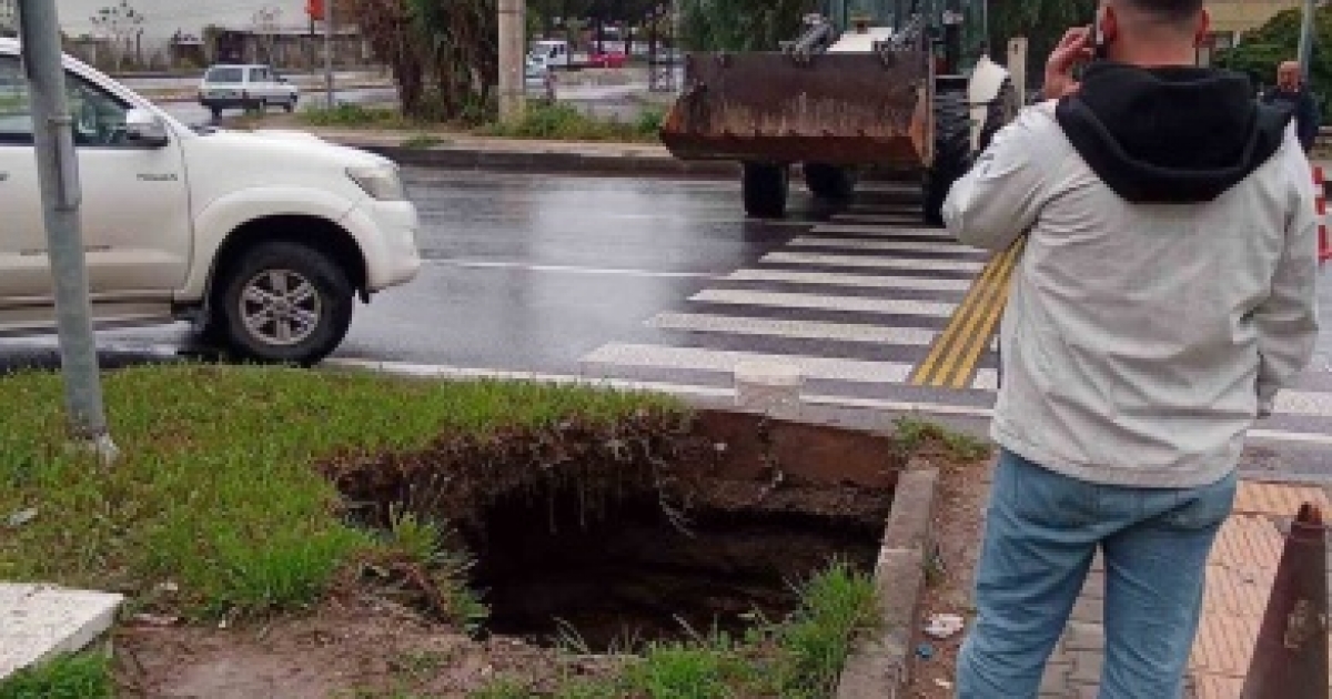 SÖKE’DE BAĞARASI KAVŞAĞINDA OBRUK PANİĞE PANİĞE YOL AÇTI
