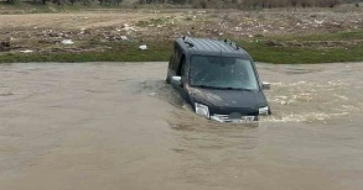 YOLUNU KAYBETTİ, ARACIYLA ÇAYI GEÇMEYE ÇALIŞIRKEN SUDA MAHSUR KALDI
