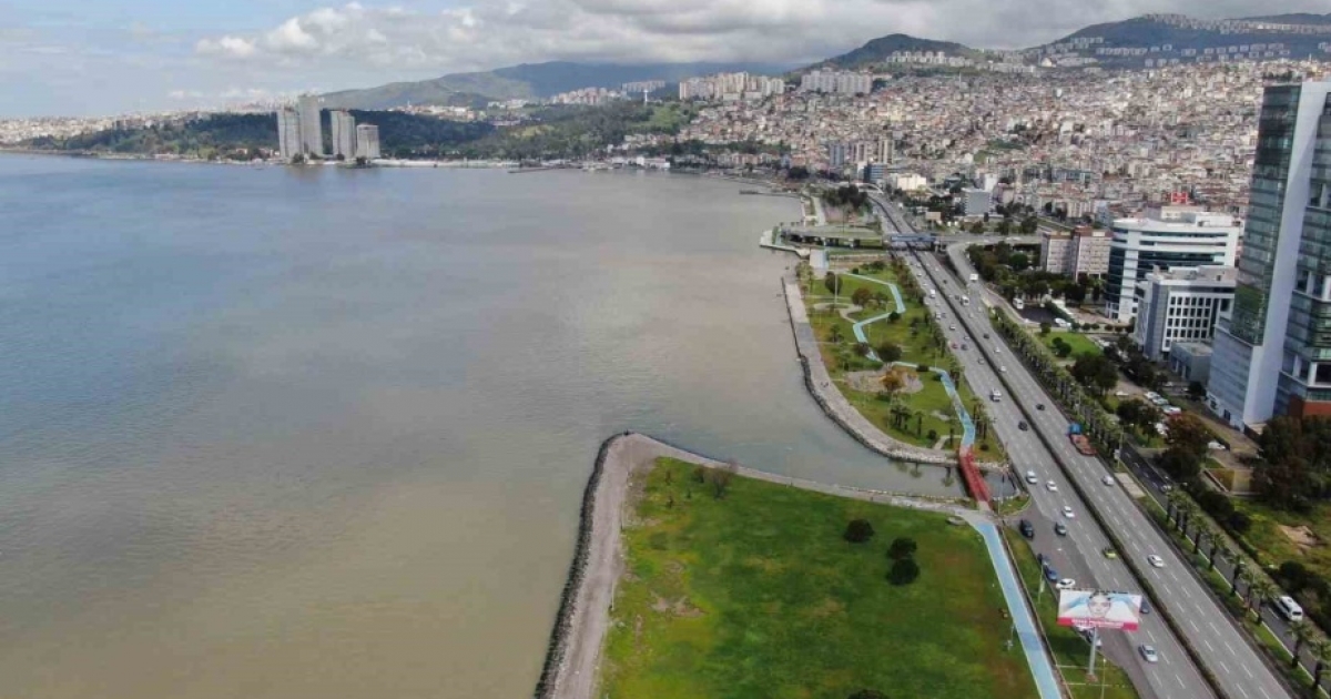 İZMİR KÖRFEZİ’NDE SAĞANAK YAĞIŞ SONRASI RENK DEĞİŞİMİ