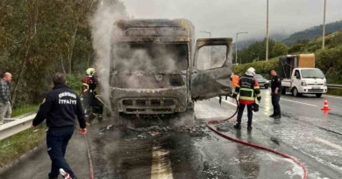 TOMRUK YÜKLÜ TIR ALEV TOPUNA DÖNDÜ
