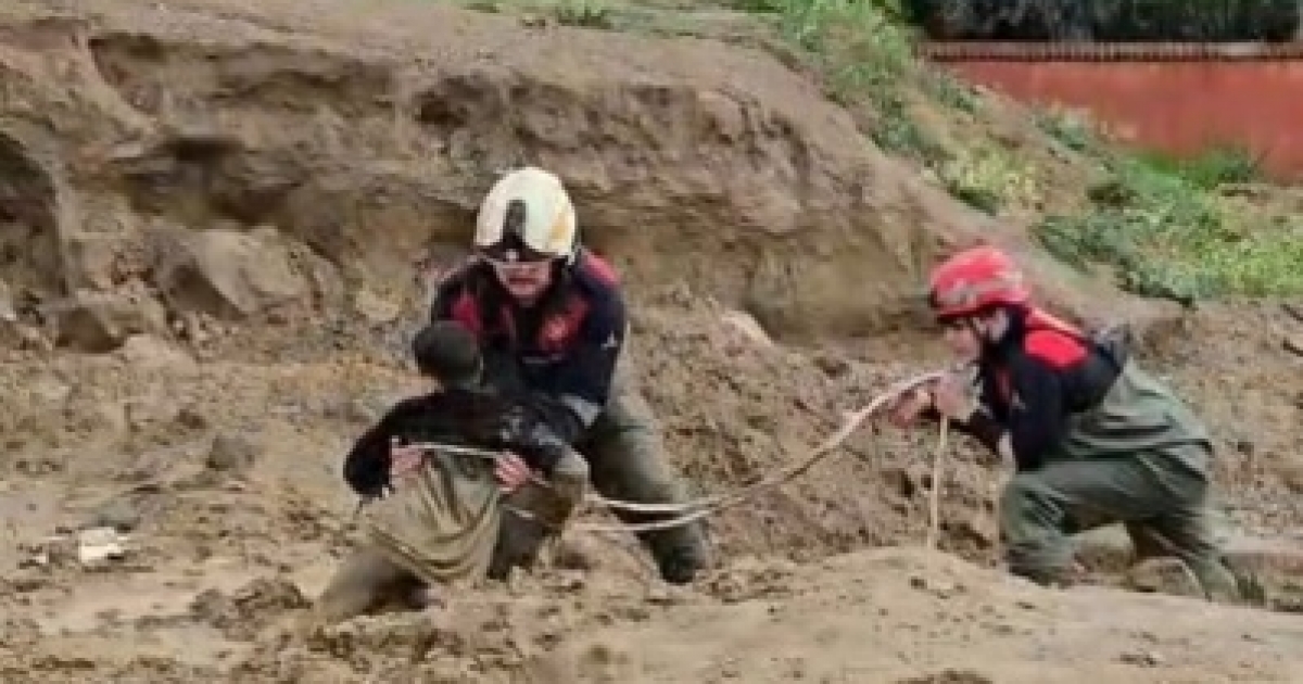 İZMİR’DE ÇAMURA SAPLANAN ÇOCUKLARI İTFAİYE KURTARDI
