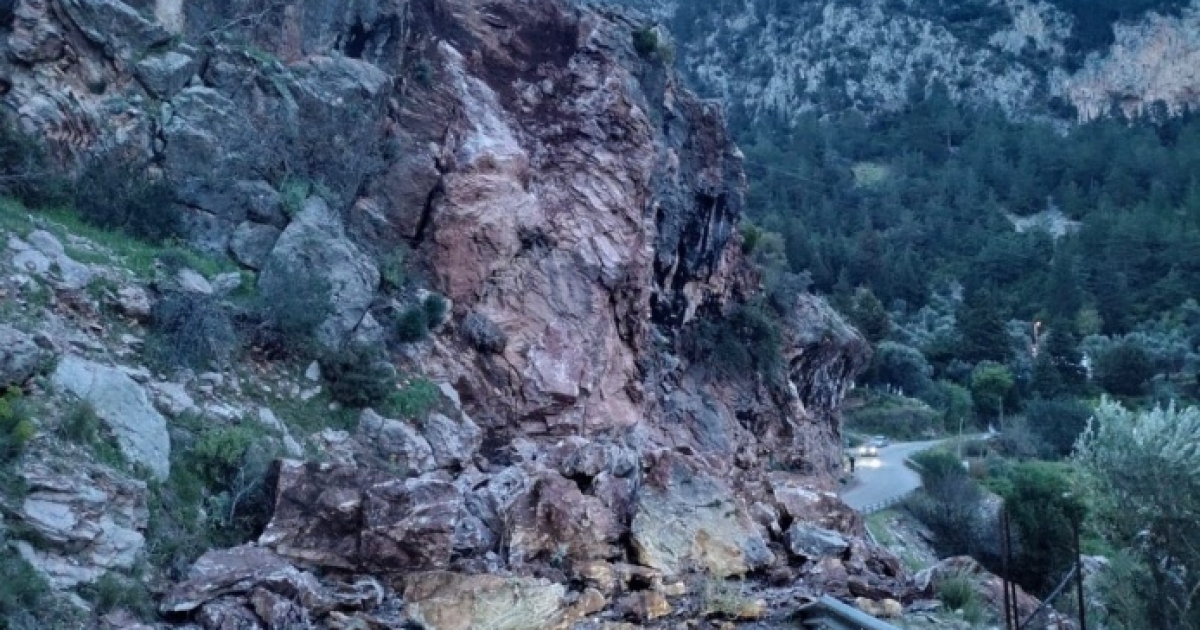 FETHİYE’DE KAYA DÜŞMESİ SONUCU FARALYA YOLU ULAŞIMA KAPANDI
