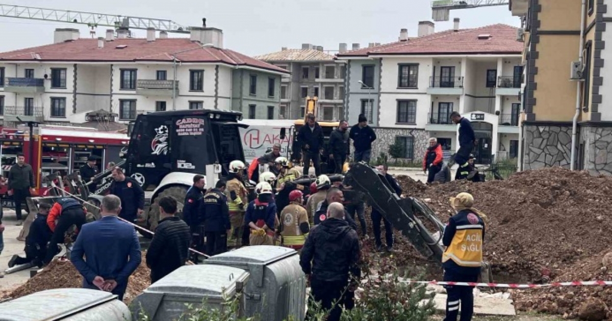 GÖÇÜK ALTINDA KALAN İŞÇİ İÇİN EKİPLER SEFERBER OLDU
