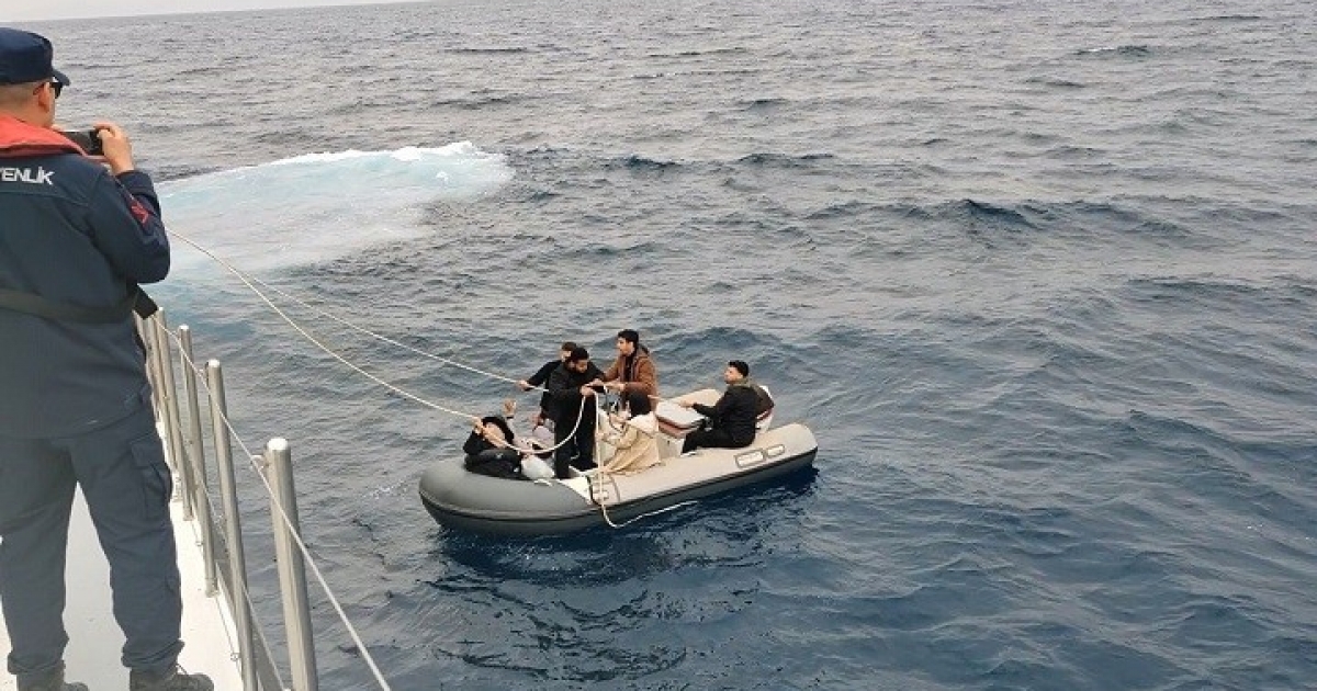 YUNANİSTAN’IN GERİ İTTİĞİ 6 GÖÇMEN KURTARILDI, 1 GÖÇMEN KAÇAKÇISI YAKALANDI
