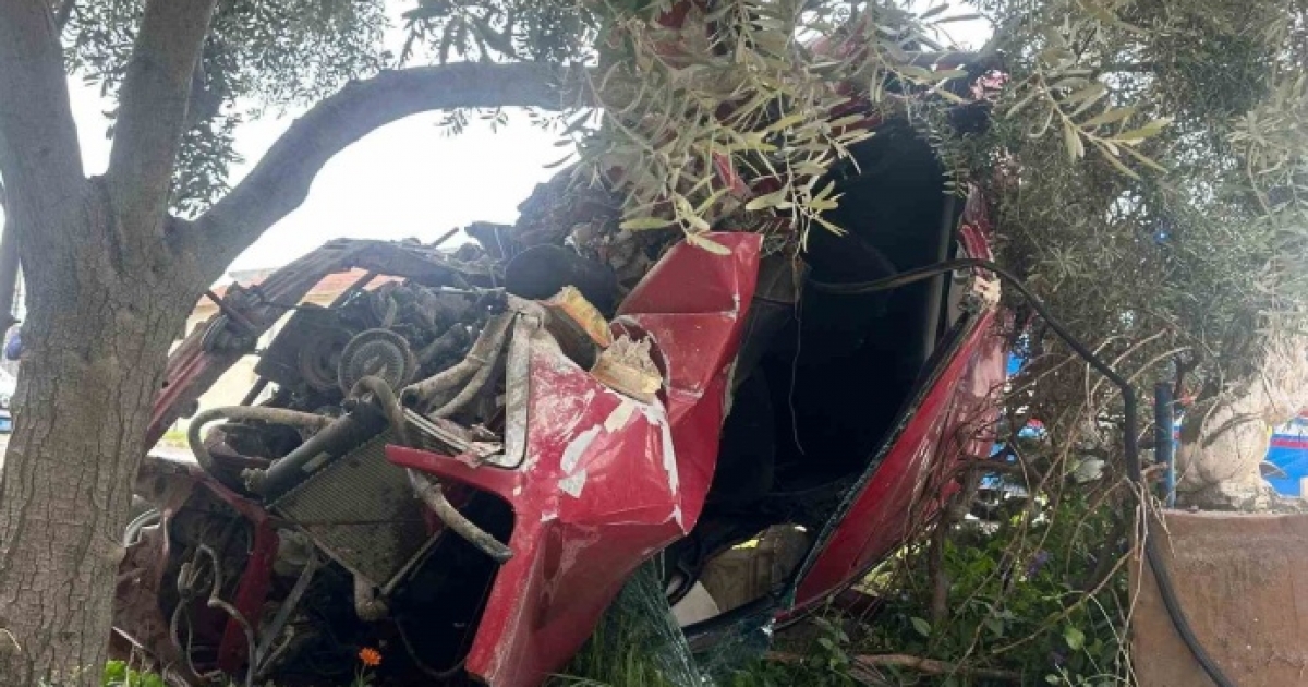 UŞAK’TA OTOMOBİL EVİN BAHÇE DUVARINA ÇARPTI: 1 ÖLÜ, 1 YARALI
