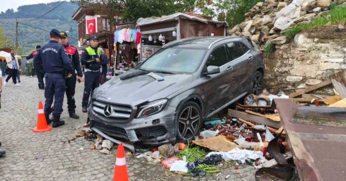 OTOMOBİL TEZGAHIN ÜZERİNE UÇTU: 1 YARALI
