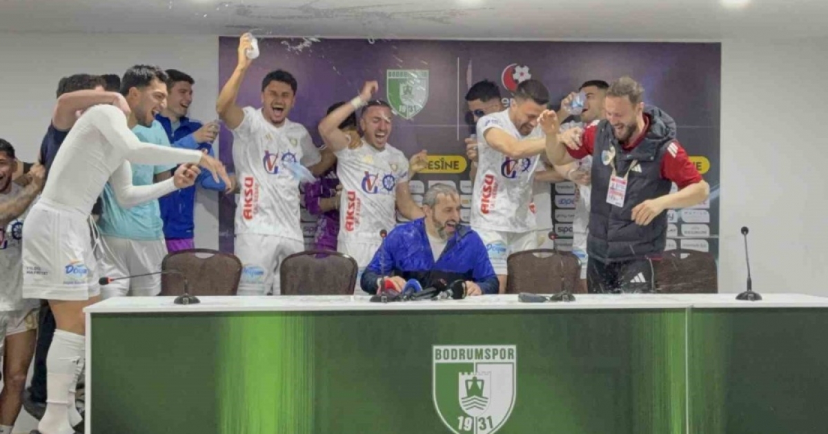 ERZURUMSPOR FK OYUNCULARI BASIN TOPLANTISINI BASIP KUTLAMA YAPTI