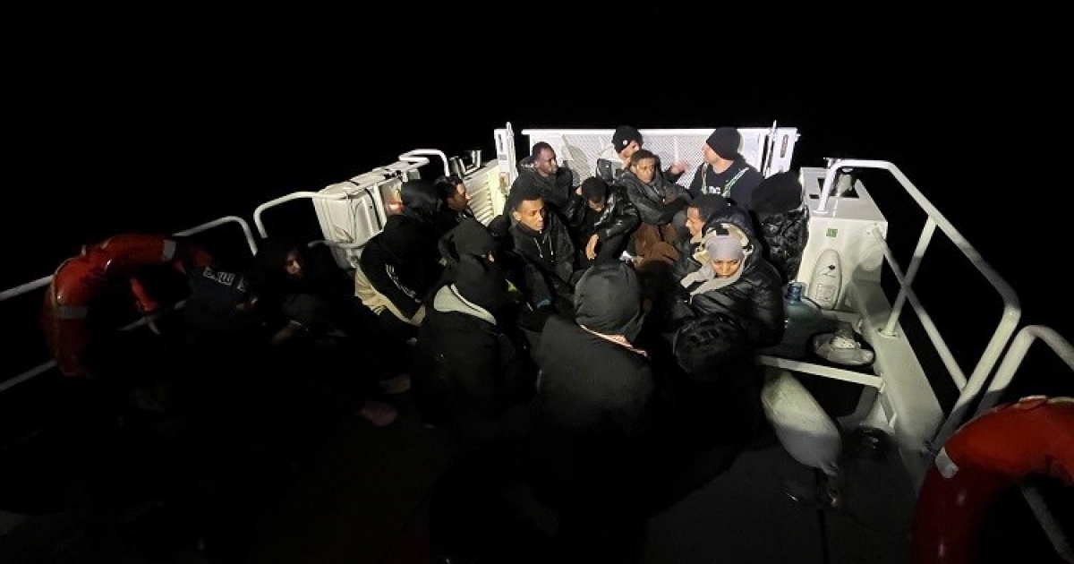 KUŞADASI AÇIKLARINDA 19 DÜZENSİZ GÖÇMEN YAKALANDI
