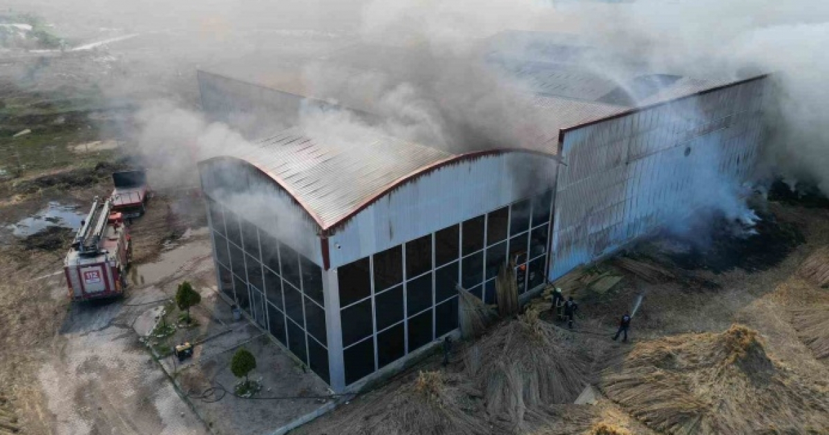 FABRİKA YANGININDA DUMAN VE ALEVLER METRELERCE YÜKSEĞE ÇIKTI
