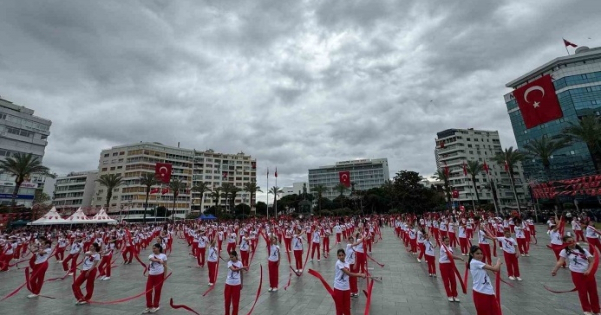 İZMİR’DE 23 NİSAN COŞKUSU