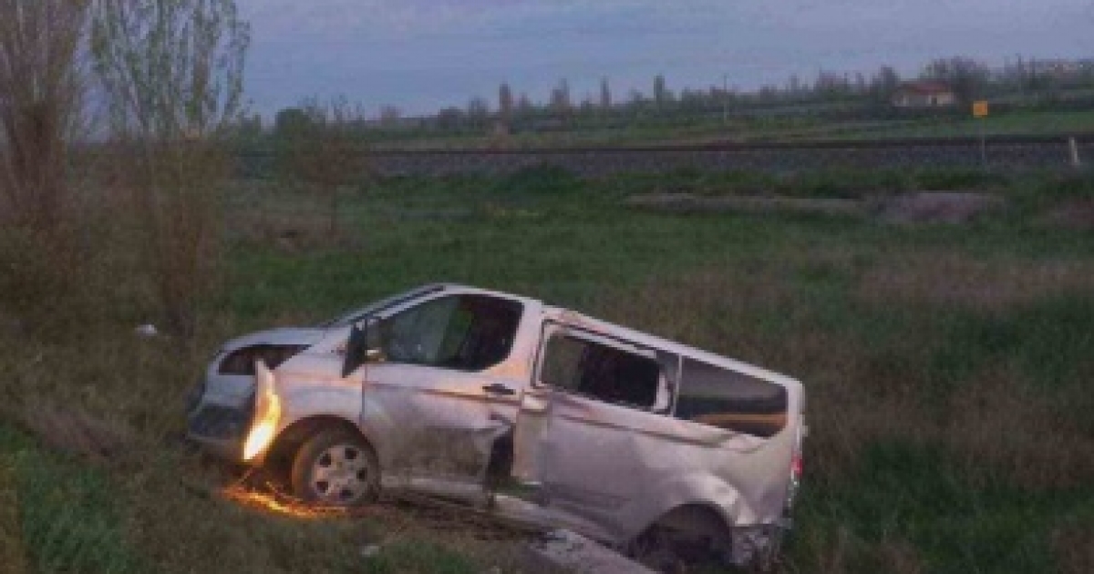 MİNİBÜSLE OTOMOBİL ÇARPIŞTI: 6 YARALI
