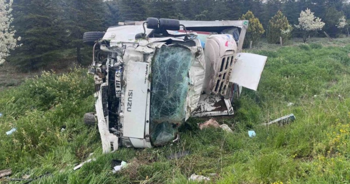 BEBEK BEZİ YÜKLÜ KAMYON DEVRİLDİ: 2 YARALI
