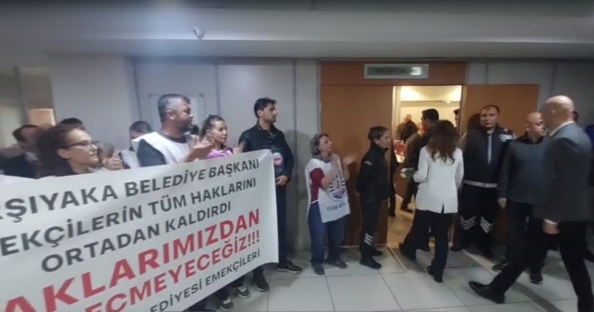 KARŞIYAKA’DA MEMURLARDAN MECLİS GİRİŞİ BAŞKAN ÜNSAL’A ALKIŞLI PROTESTO