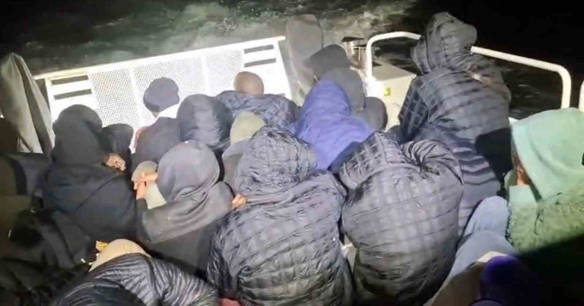 MİLAS AÇIKLARINDA 28 DÜZENSİZ GÖÇMEN YAKALANDI
