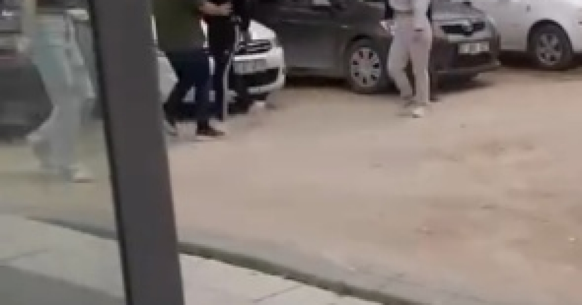 KIZLARIN KAVGASINI AYIRAN VATANDAŞLARA BIÇAKLA SALDIRDI
