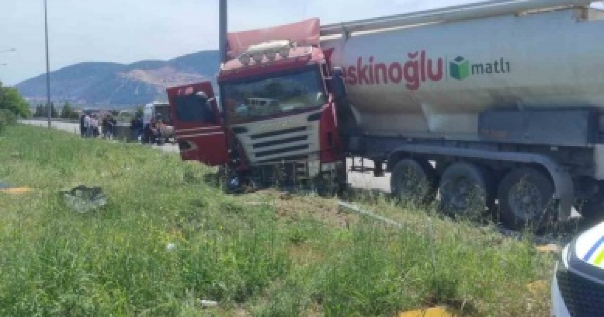 TIR İLE ELEKTRİKLİ MOTOR ÇARPIŞTI: 1 ÖLÜ 4 YARALI
