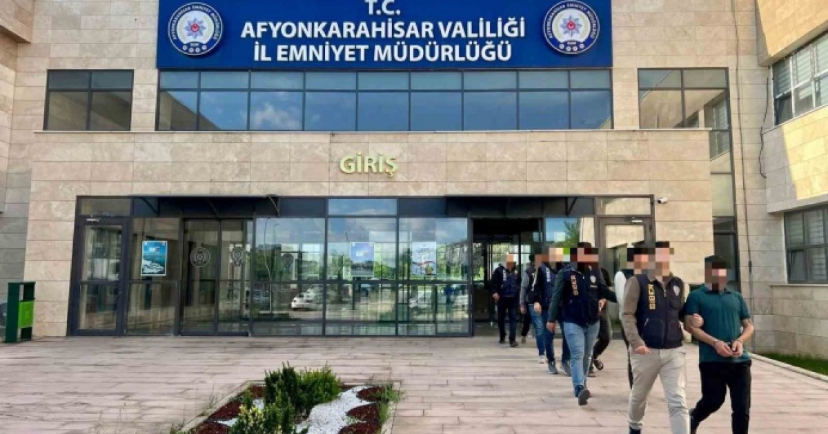 İNTERNET ÜZERİNDEN YAKLAŞIK 8 MİLYON 250 BİN TL’LİK DOLANDIRICILIK YAPAN 5 KİŞİ TUTUKLANDI
