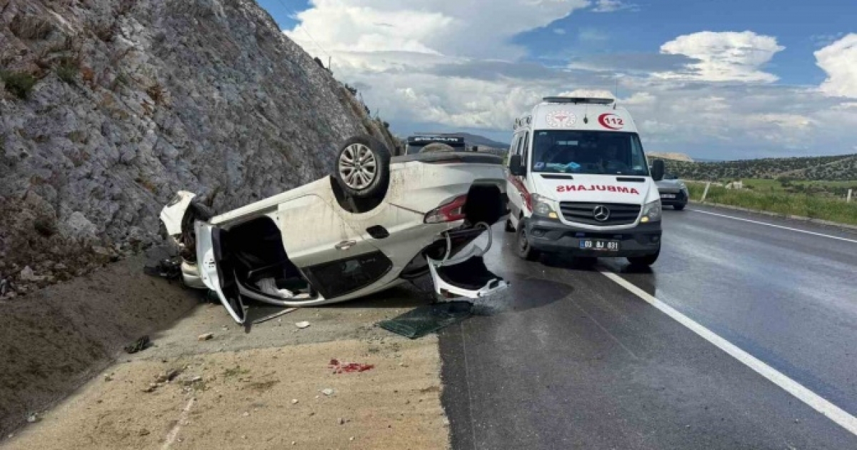 TAKLA ATIP REFÜJE GİREN OTOMOBİLDE 4 KİŞİ YARALANDI
