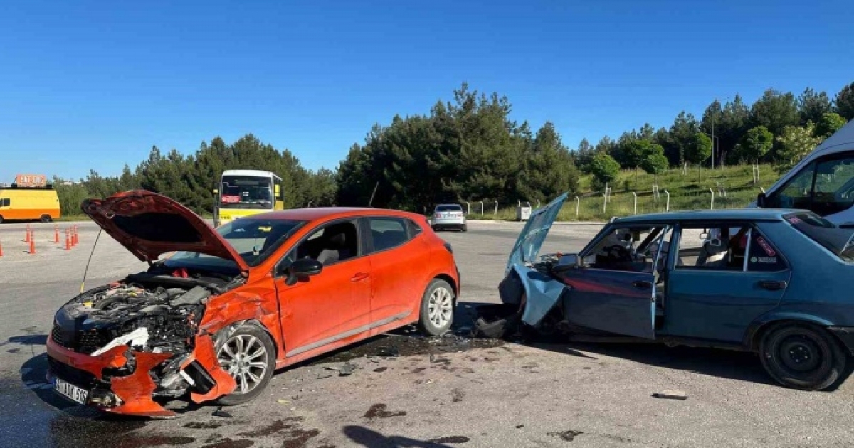 UŞAK’TA OTOMOBİLLER ÇARPIŞTI: 5 YARALI
