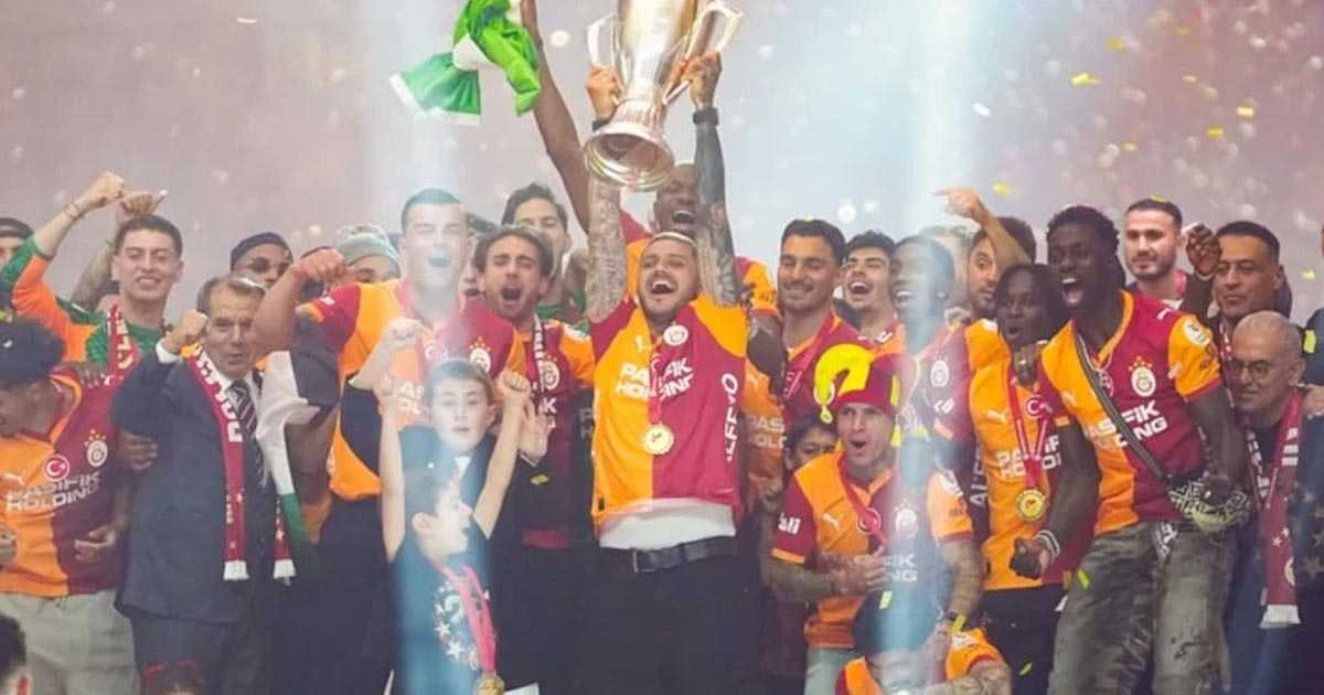GALATASARAY ŞAMPİYONLUK KUPASINI KALDIRDI