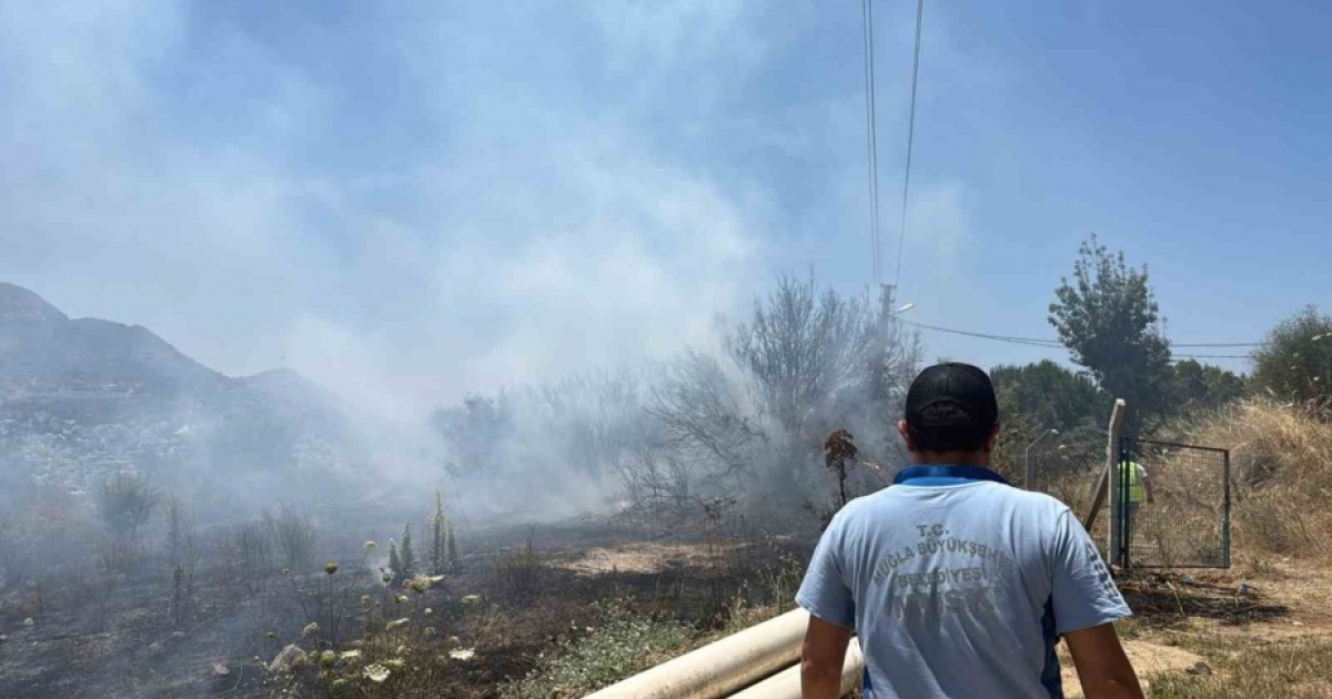 BODRUM’DA ÇIKAN YANGIN BÜYÜMEDEN SÖNDÜRÜLDÜ
