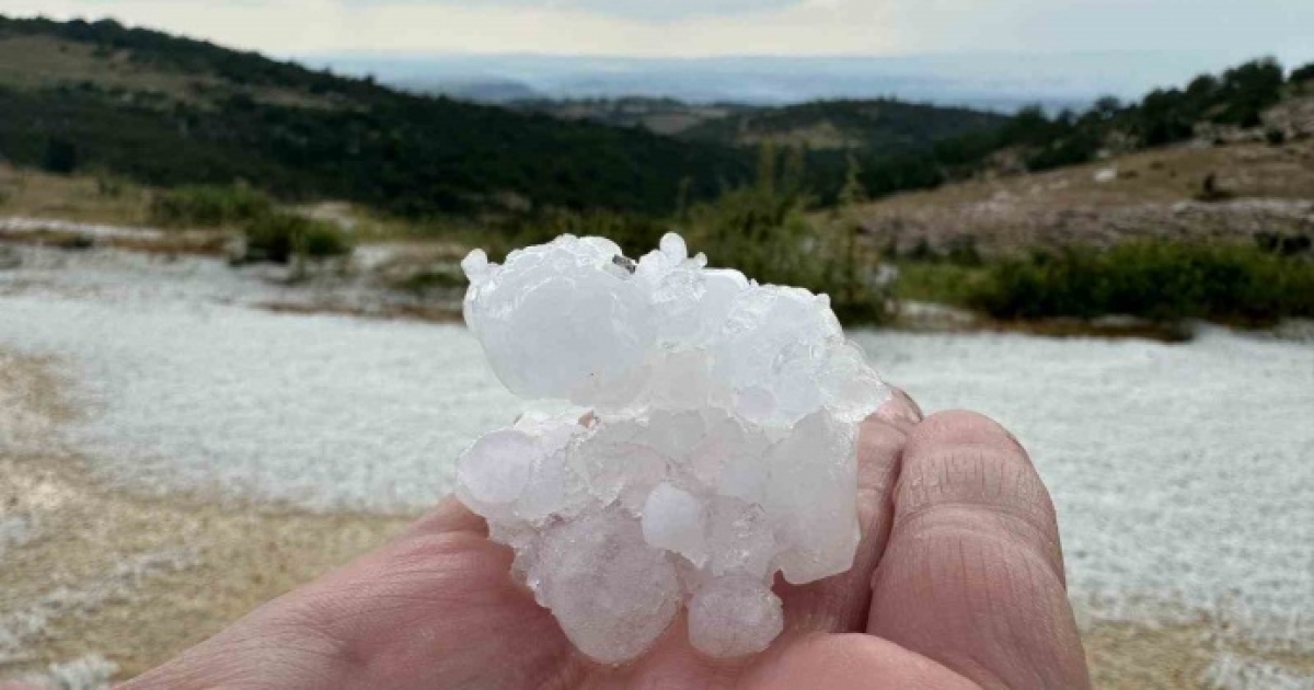 UŞAK’IN YÜKSEK KESİMLERİNDE DOLU YAĞIŞI ETKİLİ OLDU
