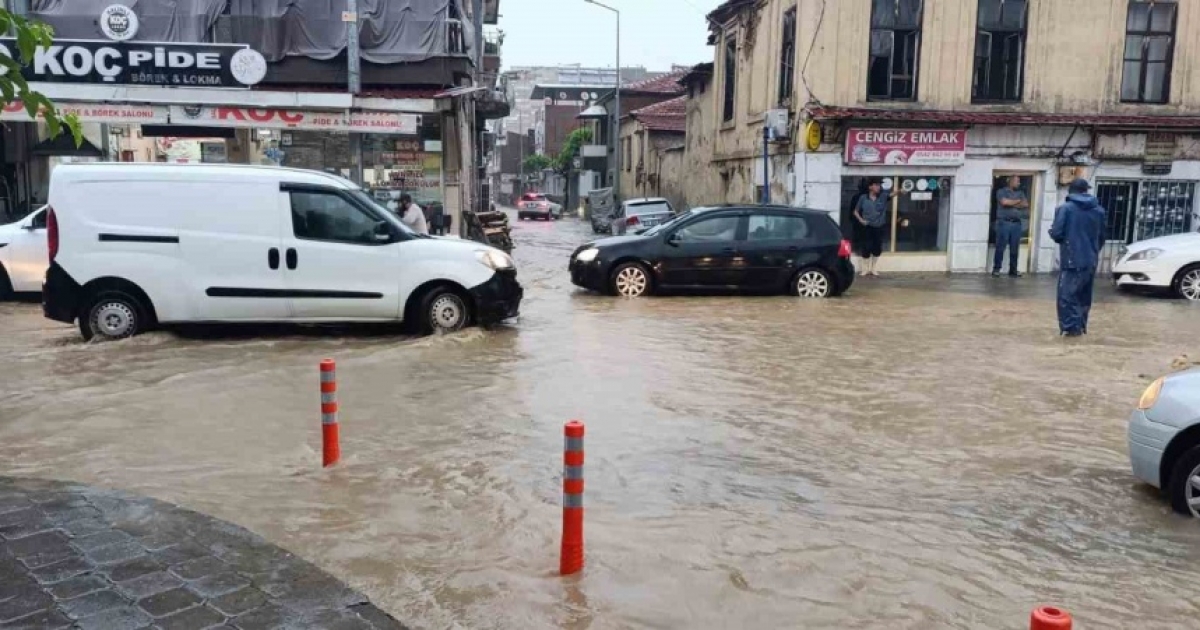 SALİHLİ’Yİ SAĞANAK VURDU, ÇOK SAYIDA EV VE İŞ YERİ SU ALTINDA KALDI

