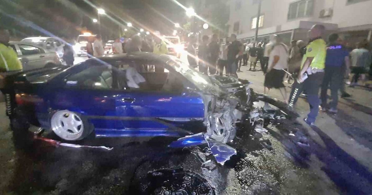 İZMİR’DE SERVİS OTOBÜSÜ İLE OTOMOBİL ÇARPIŞTI: 4 YARALI
