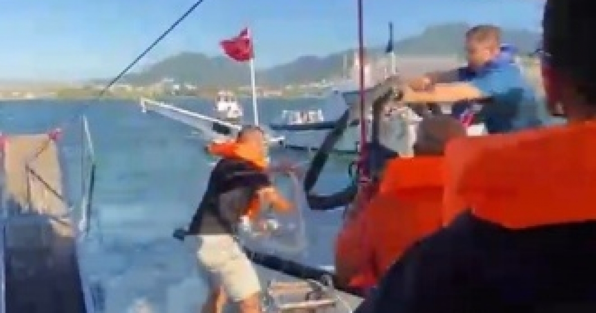 İZMİR’DE DENİZDE KORKU DOLU ANLAR: SU ALAN TEKNEDEKİ 6 YOLCU KURTARILDI