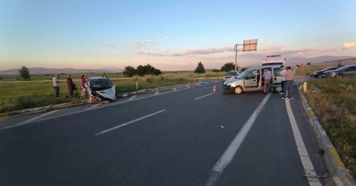 HAFİF TİCARİ ARAÇLARIN ÇARPIŞTIĞI KAZADA 8 KİŞİ YARALANDI
