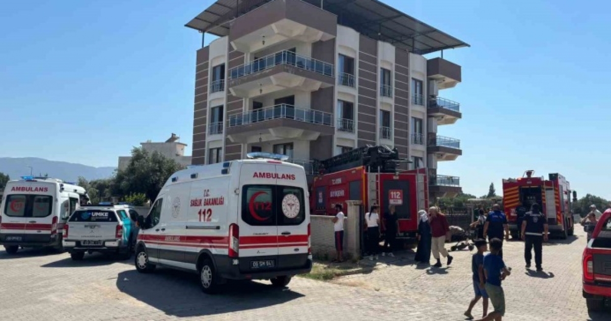 ÇATIDAKİ KARTONLAR ALEV ALDI, 4 KİŞİ DUMANDAN ETKİLENDİ

