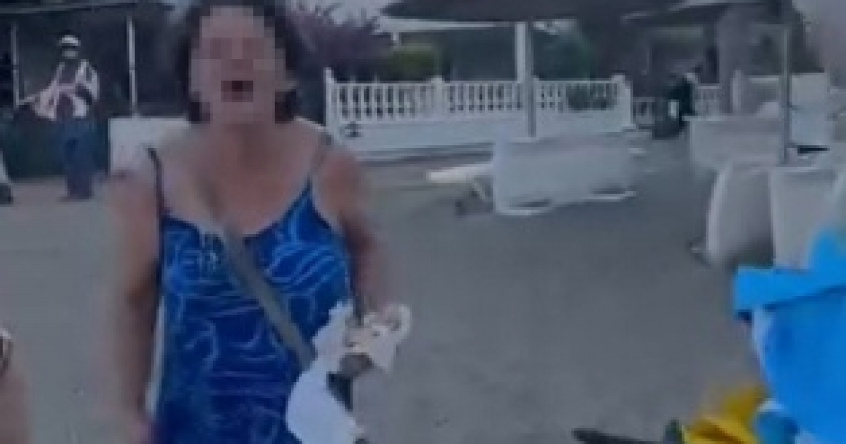 İZMİR’DE PLAJDA SÖZLÜ SALDIRI KAMERAYA YANSIDI