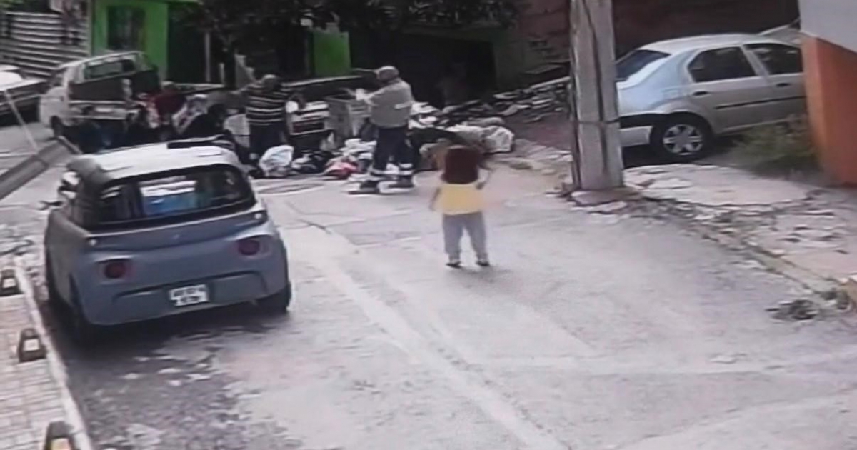 YANLIŞLIKLA ÇÖPE ATILAN SERVET, MAHALLE KONTEYNERİNDEN ÇIKTI
