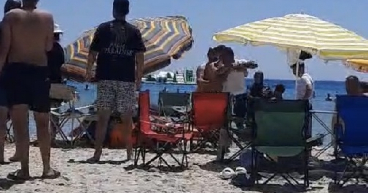 ÇEŞME’DE PLAJDA ‘ŞEMSİYENİ AÇAMAZSIN’ KAVGASI

