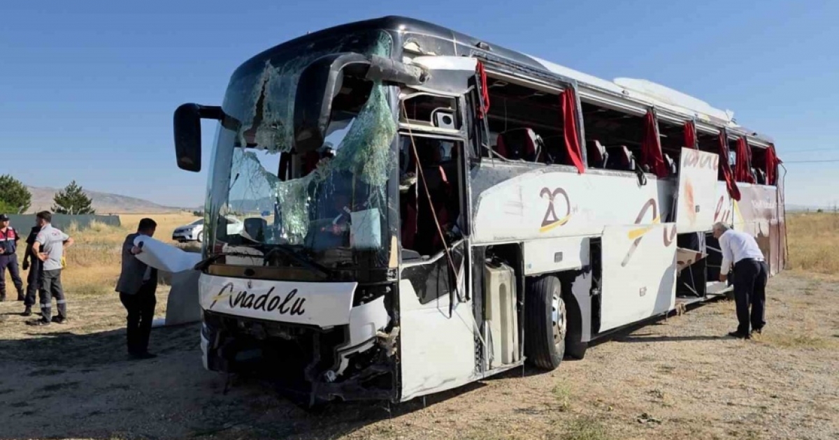 KÜTAHYA’DAKİ OTOBÜS KAZASINDA 25 YARALI TABURCU EDİLDİ
