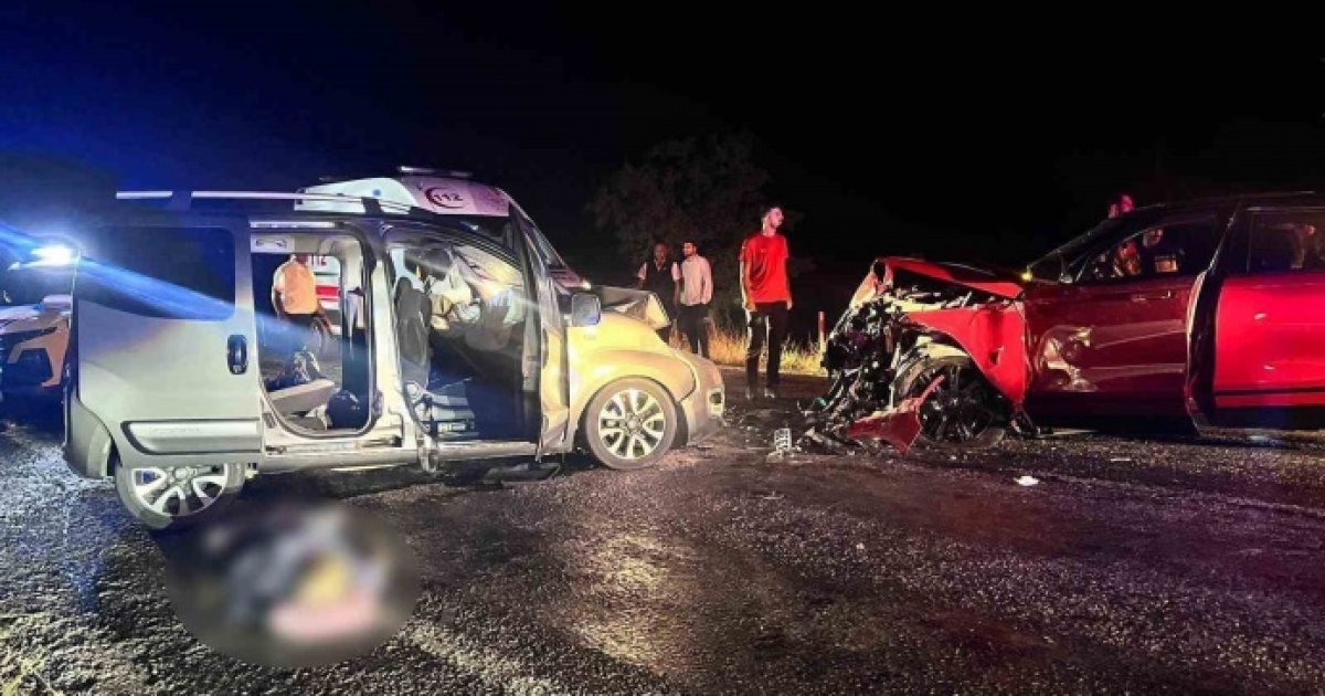 ARAÇLAR KAFA KAFAYA ÇARPIŞTI: 2 ÖLÜ, 4 YARALI