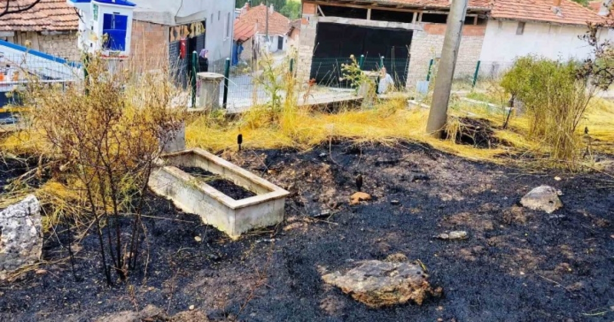 EMET’TE MEZARLIKTA ÇIKAN YANGINDA 10 KABİR ZARAR GÖRDÜ
