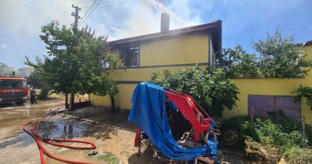 YANGINDA İKİ KATLI EV KULLANILAMAZ HALE GELDİ