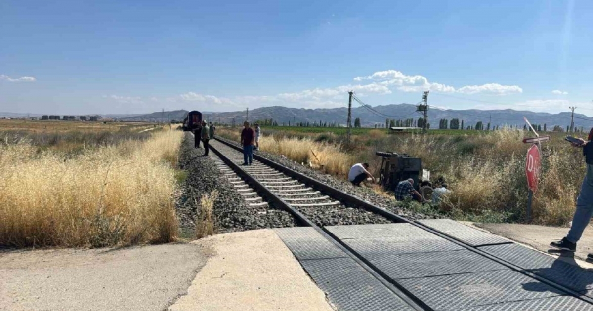 HEMZEMİN GEÇİTTE TREN PAT PATA ÇARPTI: 1 ÖLÜ, 2 YARALI
