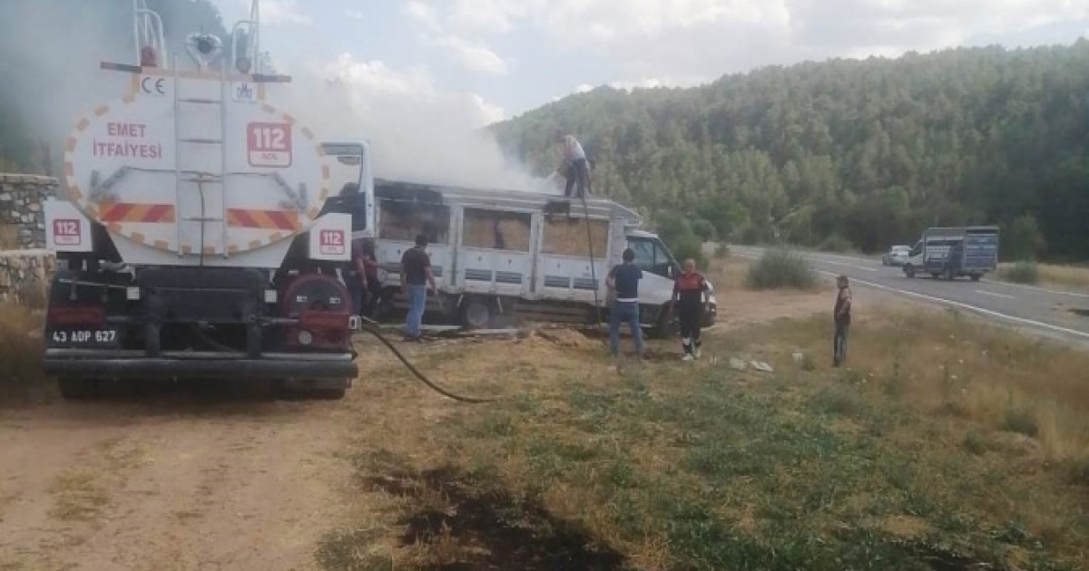 EMET’TE SAMAN YÜKLÜ KAMYONET ALEV ALDI
