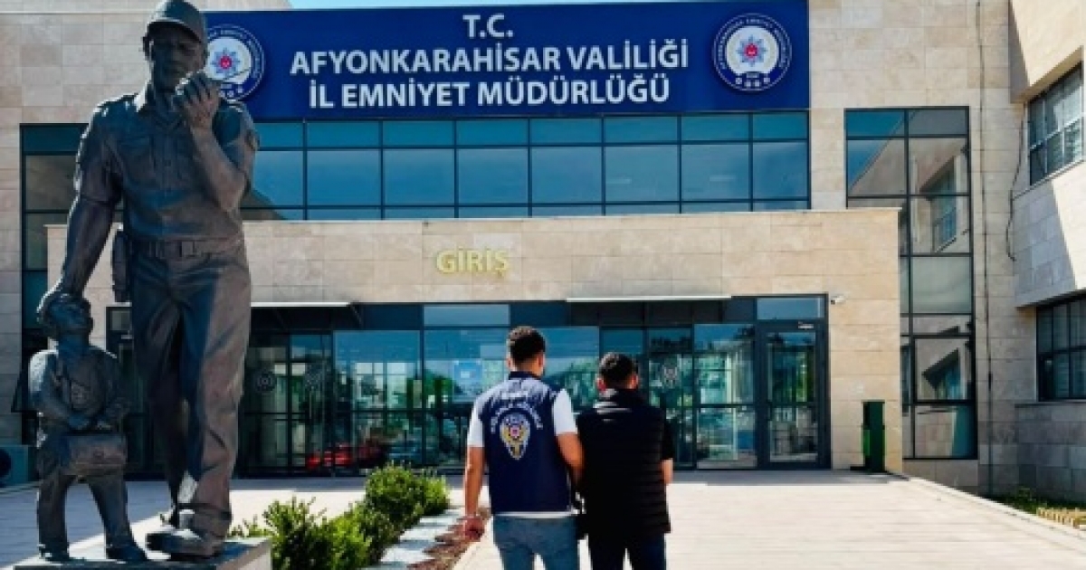 DOLANDIRICILIK SUÇUNDAN ARANAN ŞAHSI POLİS YAKALADI
