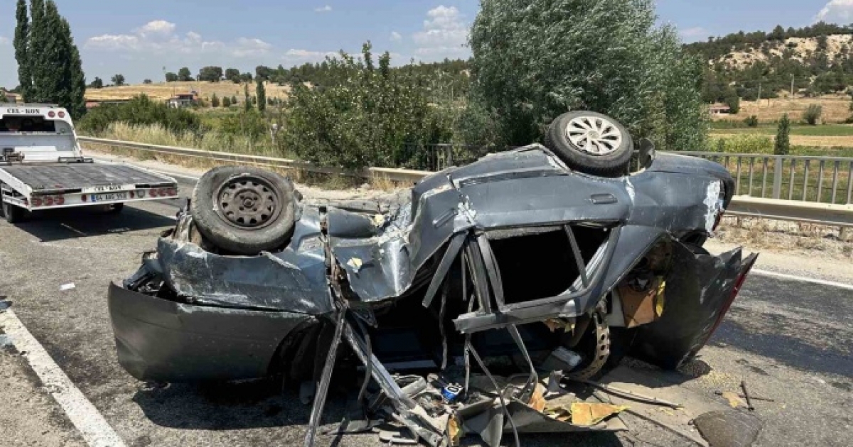 UŞAK’TA TAKLA ATARAK KARŞI ŞERİDE GEÇEN OTOMOBİLDE AYNI AİLEDEN 4 KİŞİ YARALANDI
