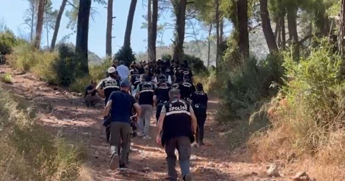 HAİN DARBECİLERİN GÖMDÜĞÜ SİLAHLAR KARATEPE’NİN GÖSTERDİĞİ YERLERDE ARANIYOR

