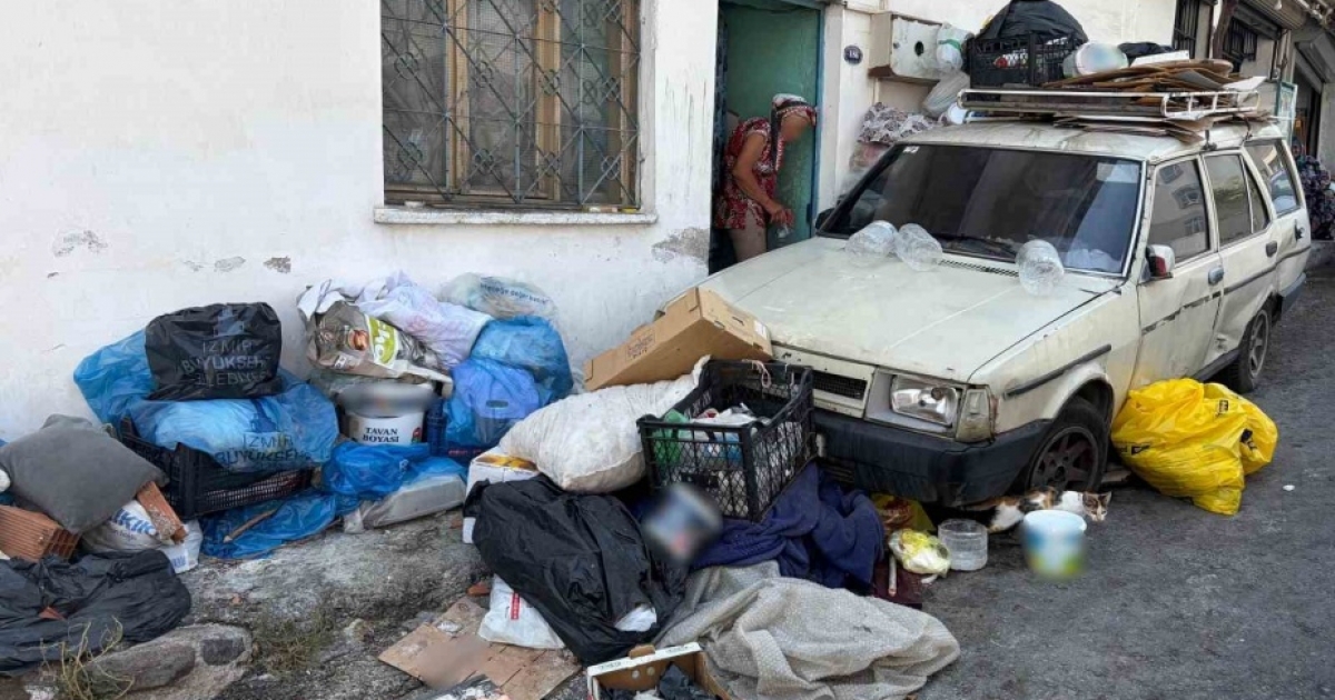 İZMİR’DE APARTMANDA ‘ÇÖP EV’ İSYANI