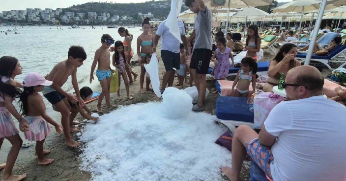 SICAKTAN KAVRULAN BODRUM’DA SAHİLE 2 TON BUZ DÖKÜLDÜ
