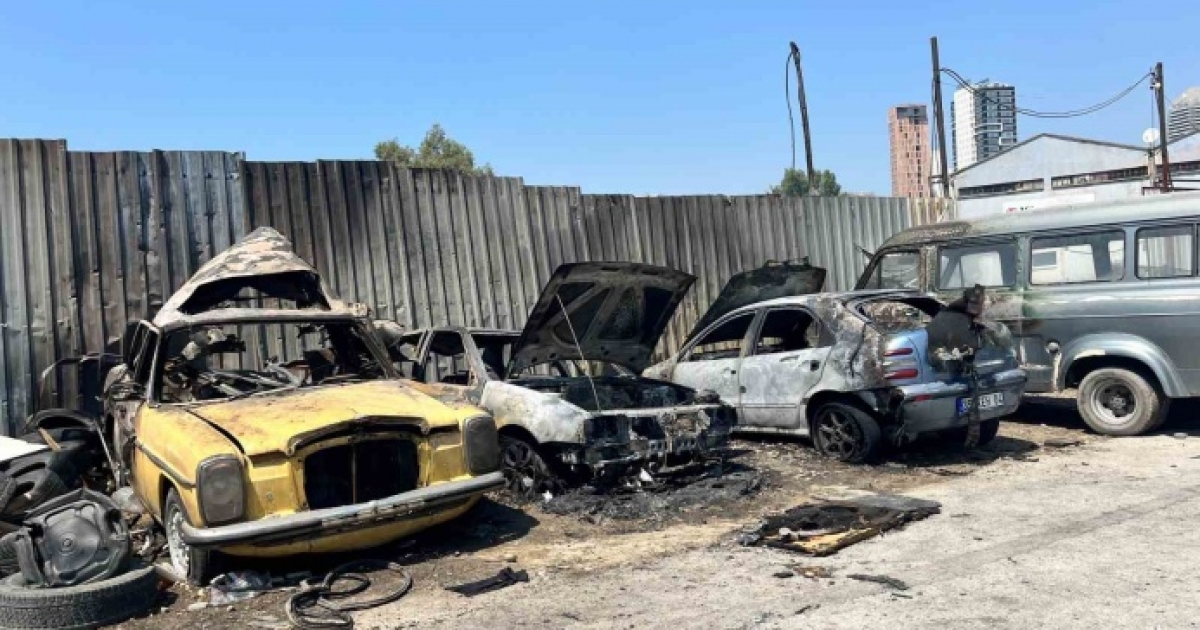 OTOMOBİL YANGINI DİĞER ARAÇLARA SIÇRADI: 4 ARAÇ KÜLE DÖNDÜ
