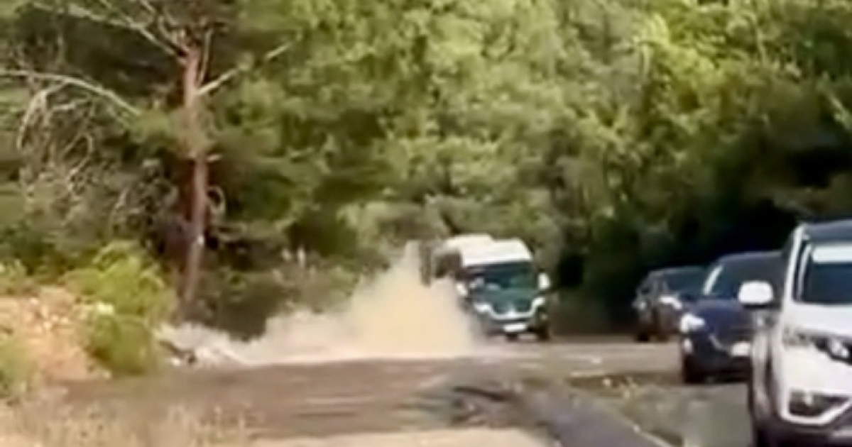 FIRLAYAN TAŞLAR LÜKS ARACIN CAMINI PARÇALADI