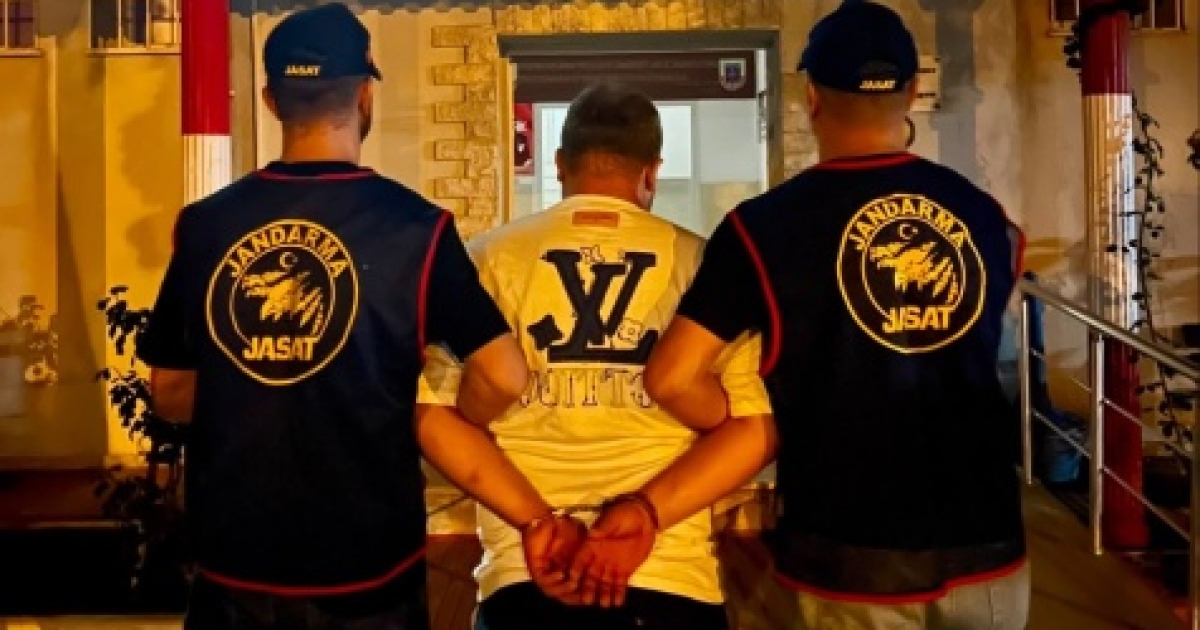 İZMİR’DE 15 YIL HAPİS CEZASI BULUNAN FİRARİ OPERASYONLA YAKALANDI
