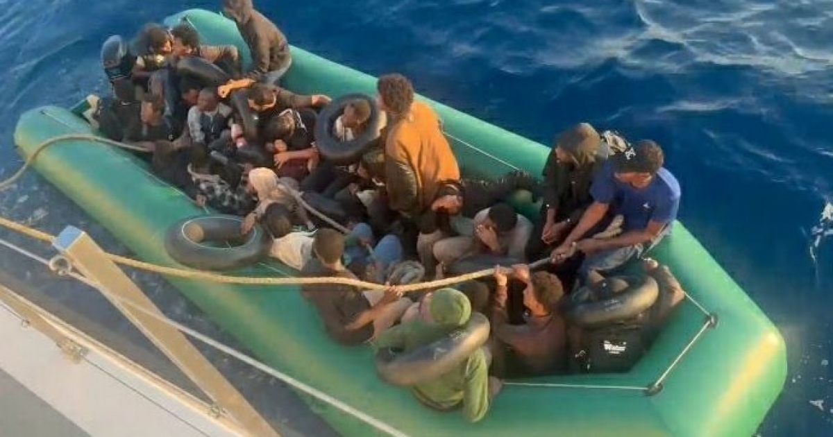İZMİR AÇIKLARINDA SÜRÜKLENEN BOTTAKİ 30 DÜZENSİZ GÖÇMEN KURTARILDI
