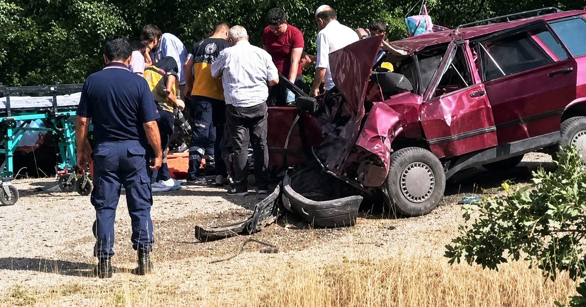 İKİ OTOMOBİL ÇARPIŞTI: 1 ÖLÜ 5 YARALI